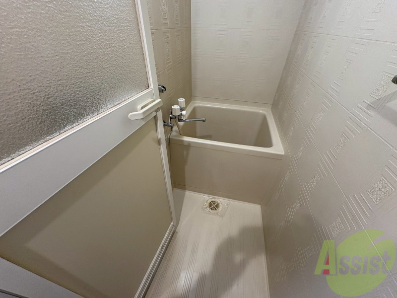 バス・シャワールーム　お風呂です。少し狭いですがシャワーするには十分ですね。