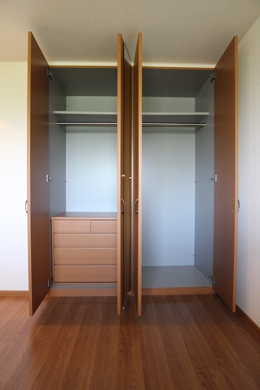 収納　※別号室の写真です。小さなタンスもついた便利な収納です。