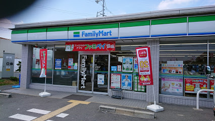 コンビニ　ファミリーマート（コンビニ）まで671m