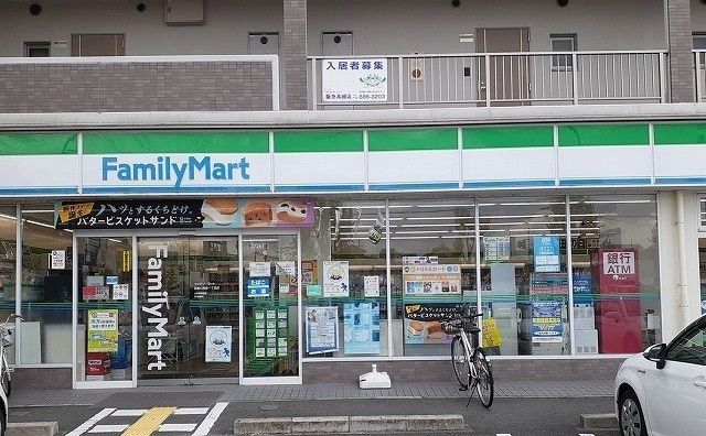 コンビニ　ファミリーマート様（コンビニ）まで950m