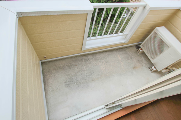 バルコニー　同じ建物の別の部屋