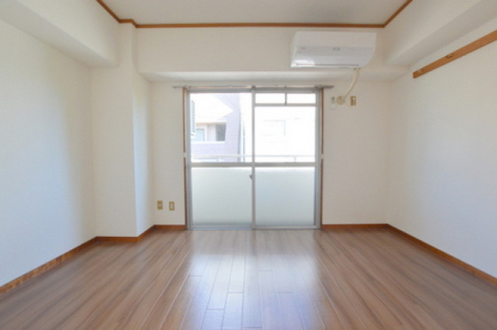 居室・リビング　※別号室の写真です。