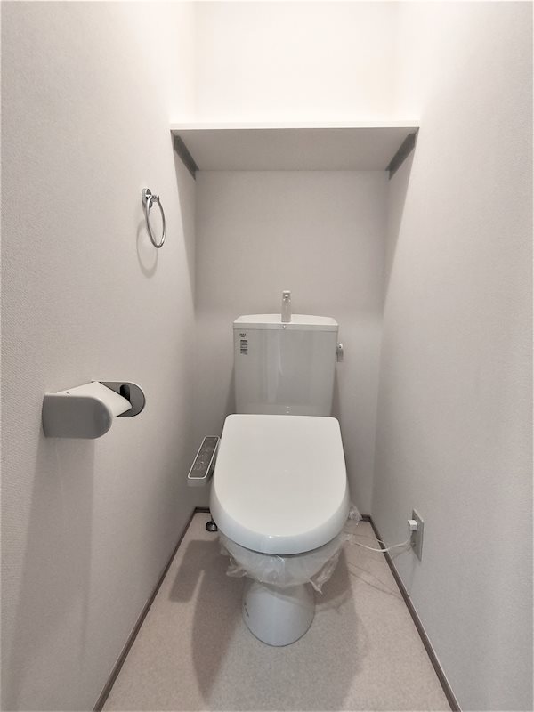 トイレ　温水洗浄便座付きのトイレです。
