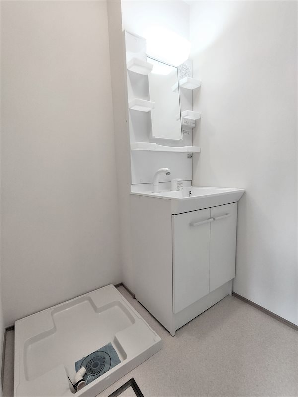 洗面設備　独立洗面化粧台と洗濯用防水パンがございます。