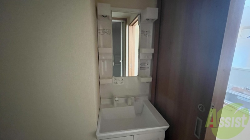 洗面設備　洗面台はシンプルなつくりで手入れがしやすそうですね。