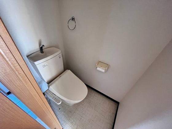 トイレ　※写真は参考別号室です
