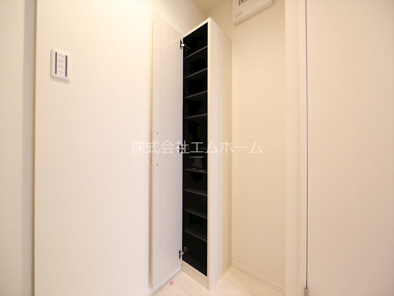 玄関　玄関　シューズボックス付（収納充実してます）