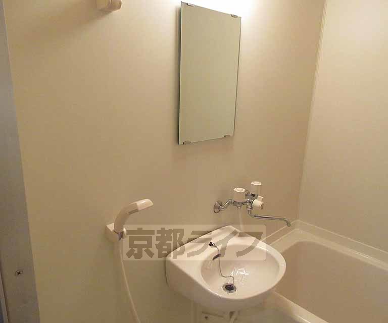 洗面設備　お風呂場についている洗面台です。