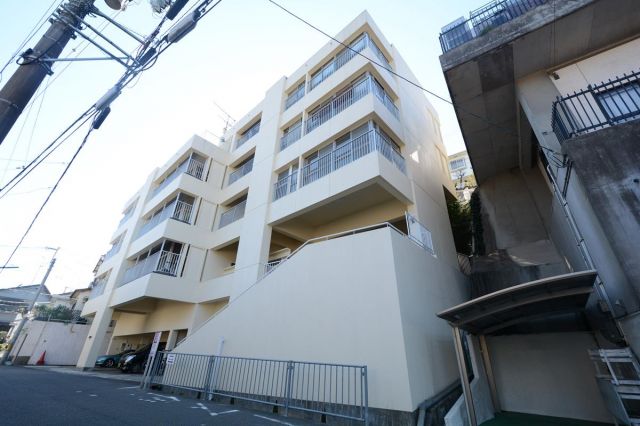 建物外観　敷地内に駐車場・駐輪場あります！
