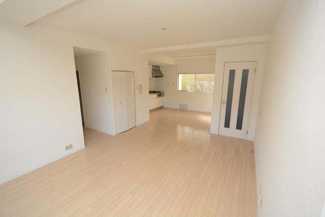 居室・リビング　リビング広々17帖♪２面採光で明るいです！