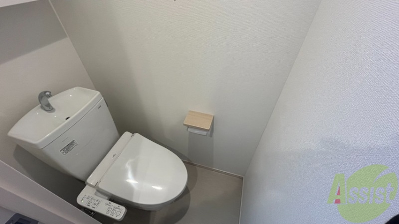 トイレ　シャワー機能と手洗い付きのトイレになります。