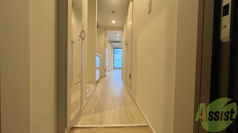 玄関　玄関入るとすぐに全身鏡があり身支度も完璧です。