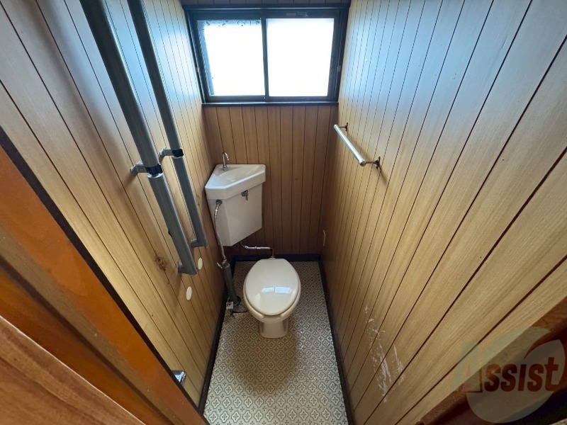 トイレ　こちらはトイレです。清潔感があり、安心して使用できます。