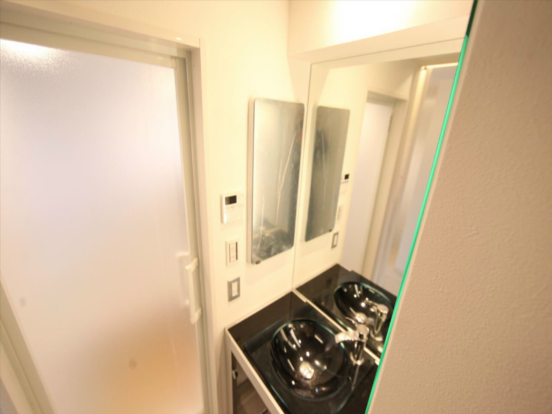 洗面設備　デザイン独立洗面台　収納スペース有