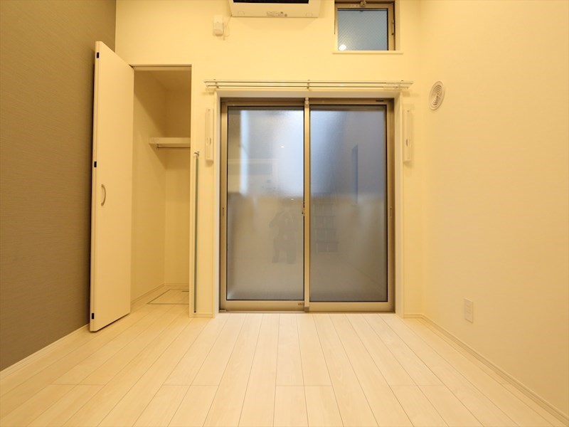 バルコニー　洋室5.9帖　上段ロフト5.8帖（収納にも寝室にも使えます）