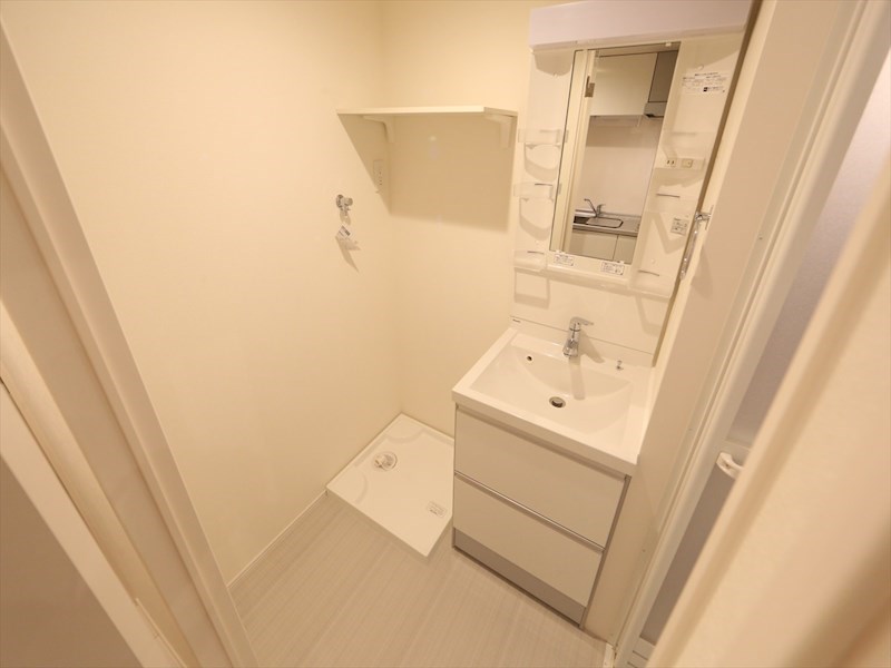 洗面設備　脱衣所　独立洗面台（シャンプードレッサー付）収納スペース有