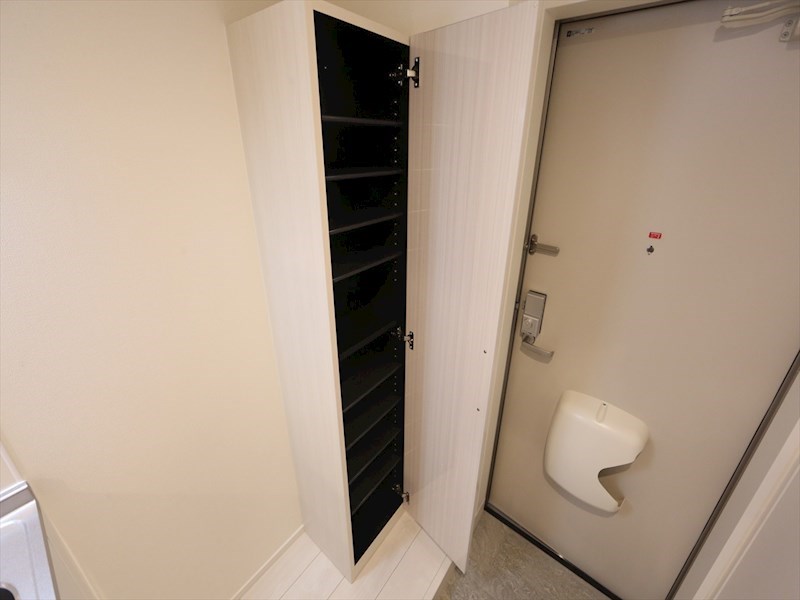 玄関　玄関　シューズボックス付（収納充実してます）