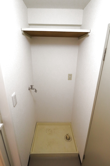 その他設備　洗濯機置き場の上に棚があります☆