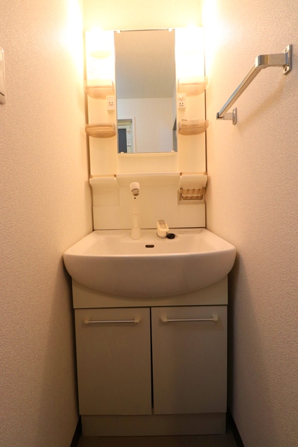 洗面設備　独立洗面台付きです。洗面所にドアあります。