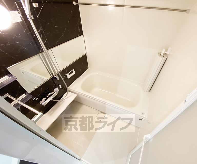 バス・シャワールーム　鏡のある便利なお風呂