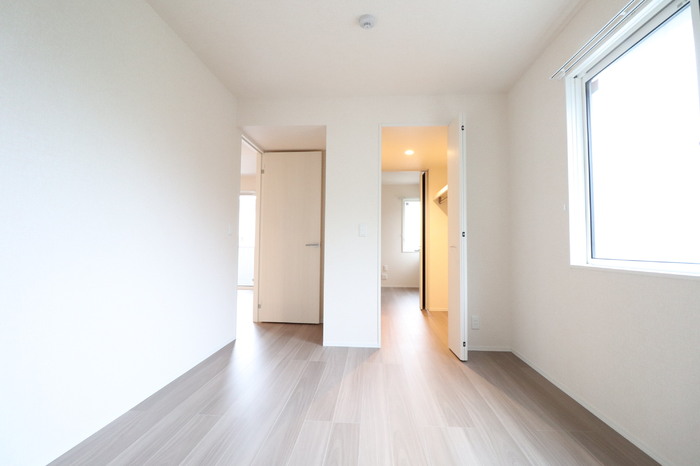 その他部屋・スペース　開放的な寝室です