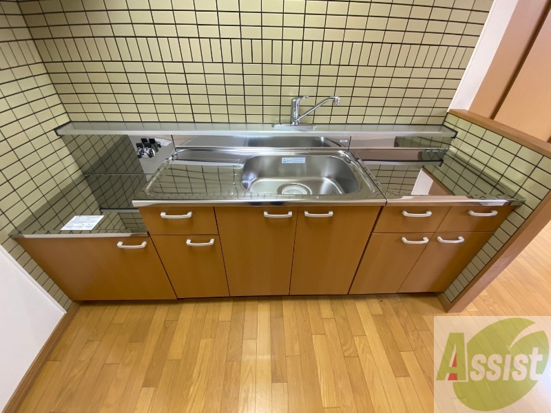 キッチン　キッチン周りは意外と物が多いので棚があるといいですね。