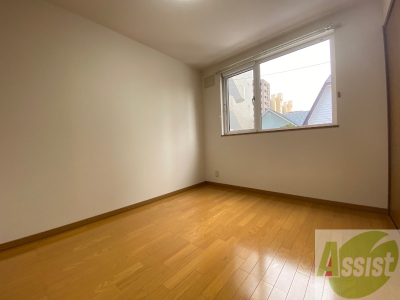 その他部屋・スペース　寝室はこちらです。光が差し込む、温かみのあるお部屋です。