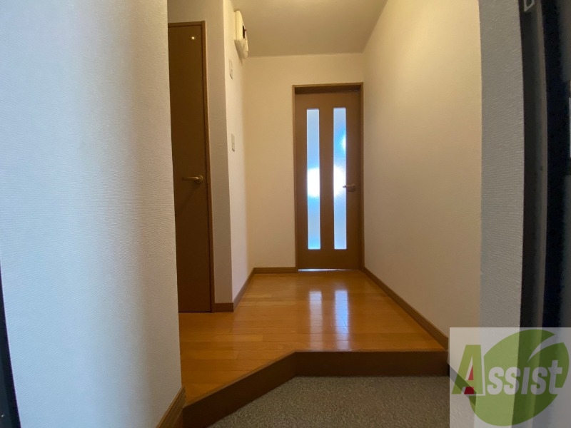 玄関　玄関の様子です。明るい印象ですね。気分もあがりそう。