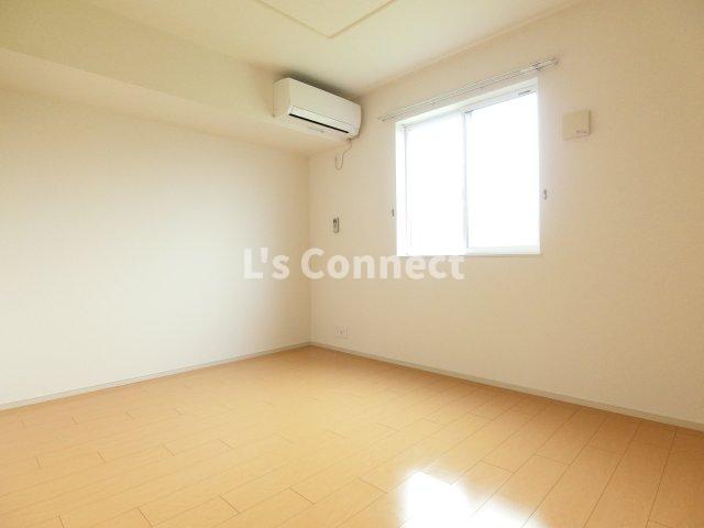 その他部屋・スペース　洋室にもエアコン付きです。