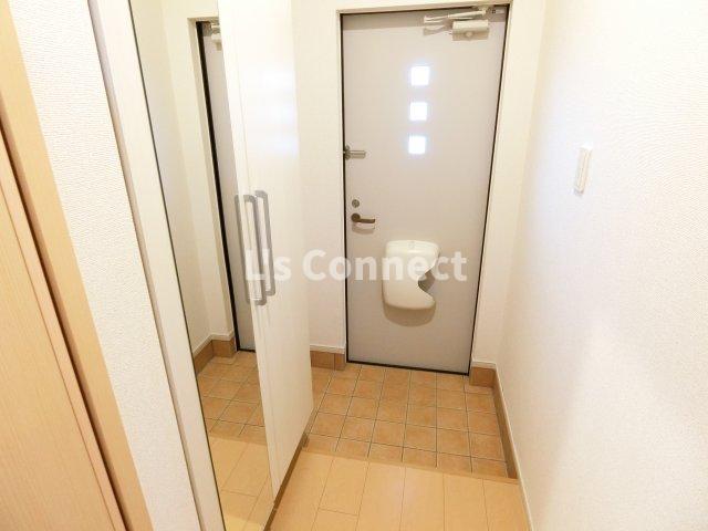 玄関　背の高い下駄箱には鏡付きで身だしなみチェック。