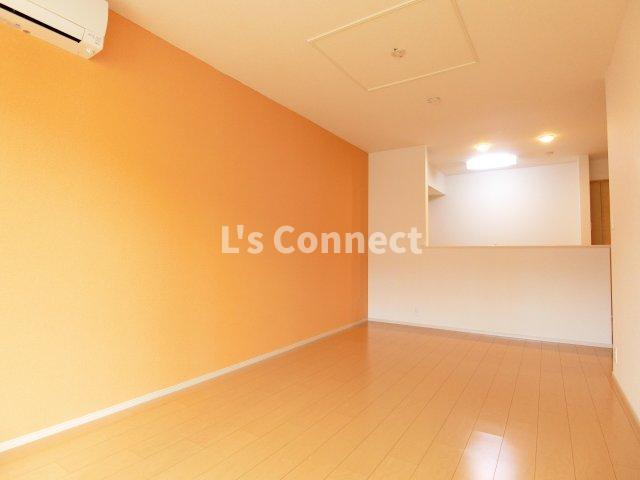 居室・リビング　１３．５帖のＬＤＫ。アクセントクロス仕様です。