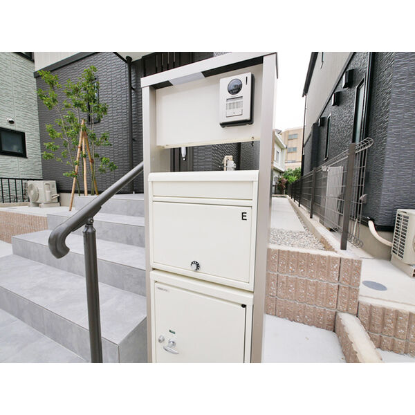 その他　E棟、ホワイト色の機能門柱が目印です!(宅配ボックス・メール