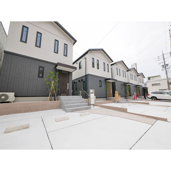 建物外観　竣工時　2021.9.1撮影　/　E棟:一番左手前