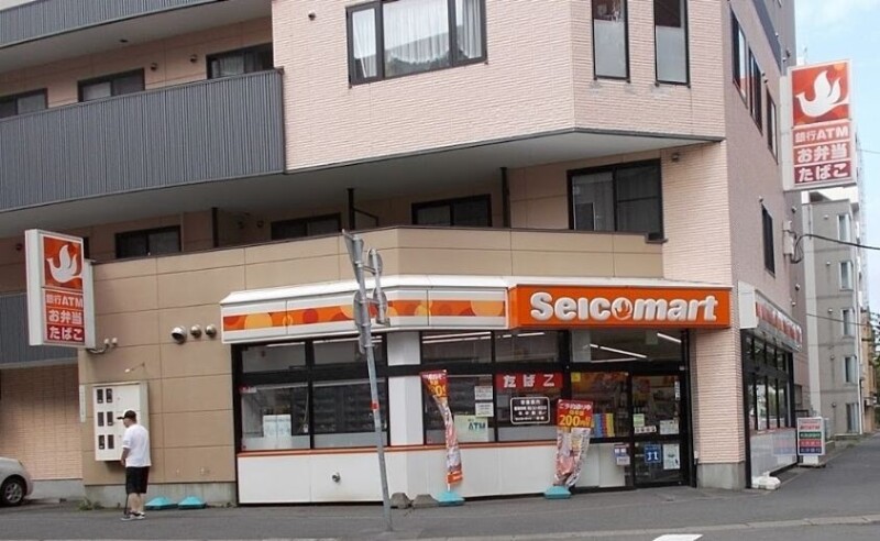 コンビニ　セイコーマート本郷店（コンビニ）まで121m