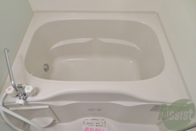 バス・シャワールーム　こちらのバスルームで疲れを癒してください。