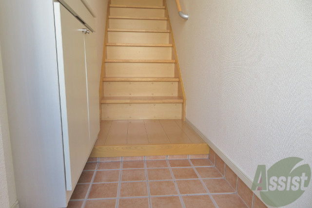 玄関　玄関からは、すぐにリビングが見えないので安心です。