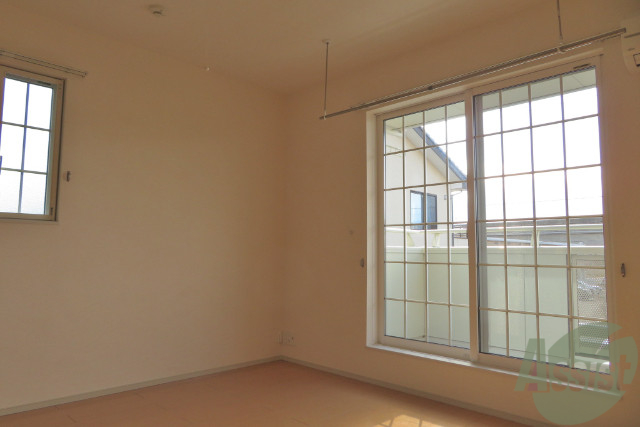 居室・リビング　１０帖のリビングには、窓が２つあり光が差し込みます。