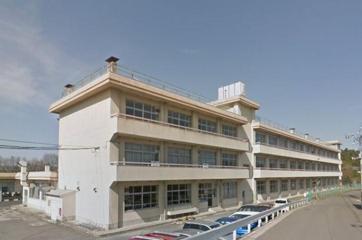 中学校　塩竈市立玉川中学校（中学校）まで612m