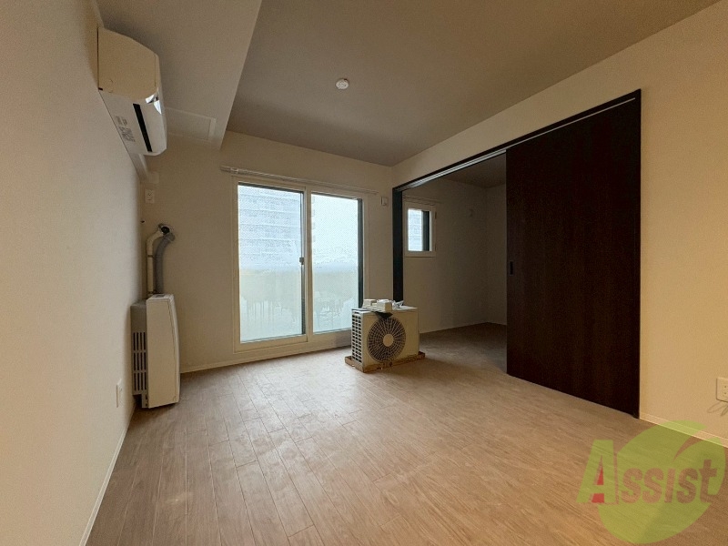 居室・リビング　木目のフローリングは落ち着きのある印象のお部屋になりますね。