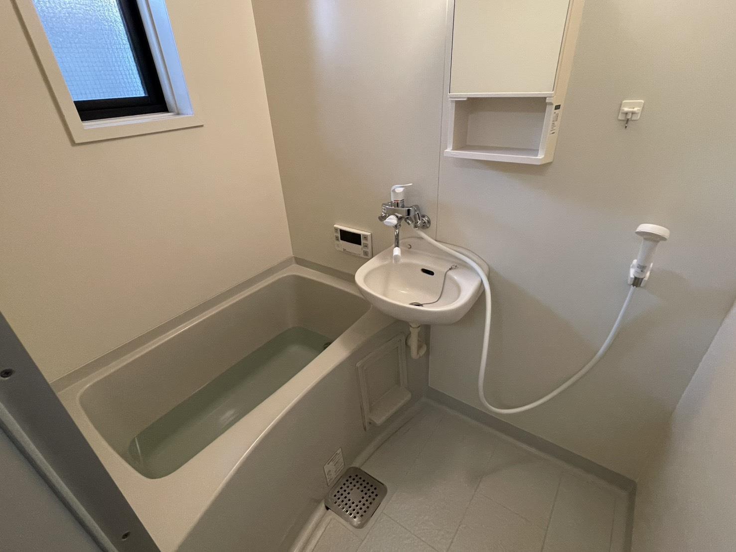 バス・シャワールーム　簡易洗面・窓付き・追い焚き機能付きのお風呂。