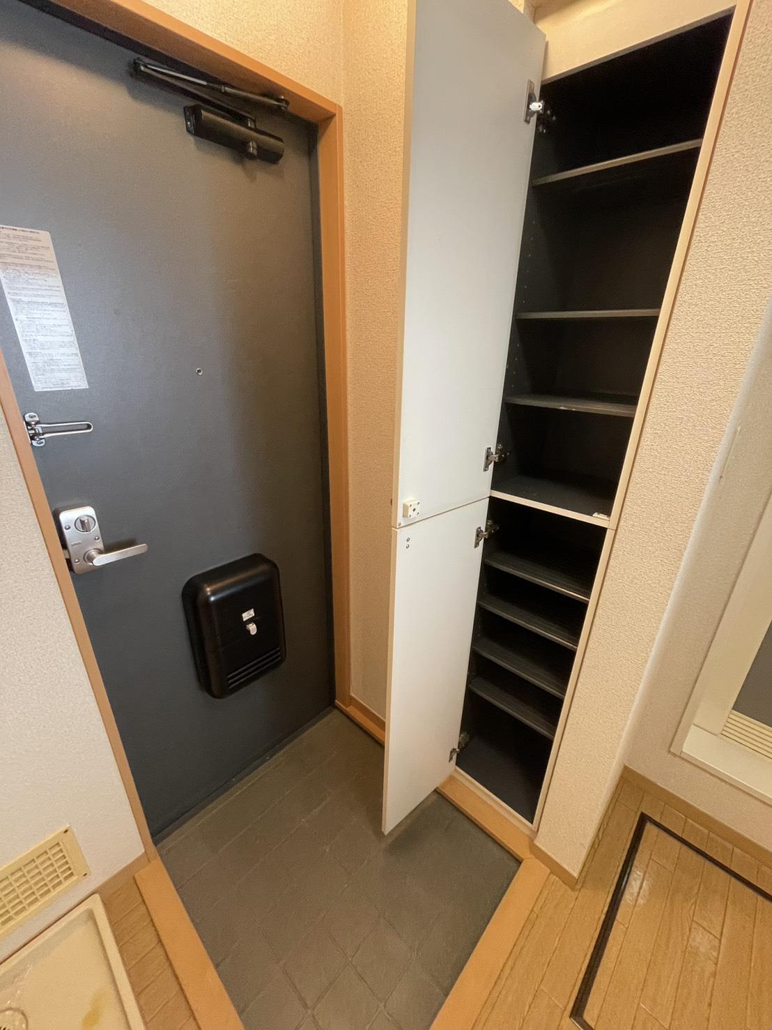 玄関　高さのある靴箱付きなので玄関周りが散らかりません。