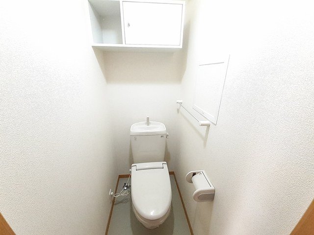 トイレ　落ち着いた色調のトイレです