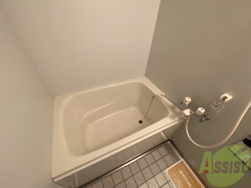 バス・シャワールーム　バスルームは狭すぎず、シャワーも浴びやすそうです。