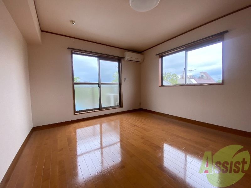 居室・リビング　９帖の洋室です。広々として、きれいですね。