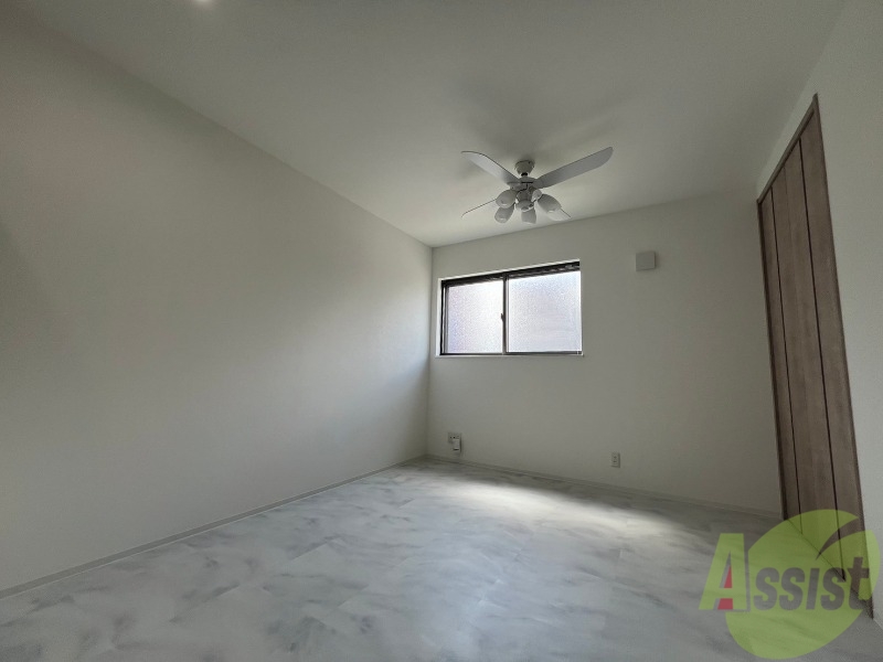 居室・リビング　高い天井は開放感があり日差しも入るリビングです