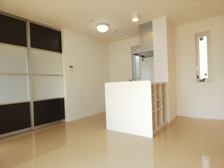 居室・リビング　収納付きのカウンターキッチンのあるリビングです♪