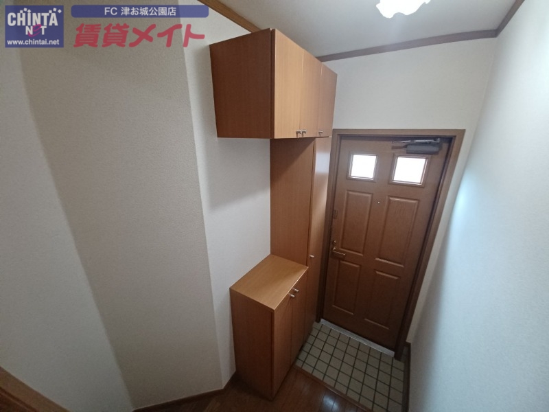 玄関　別部屋反転タイプ写真です。