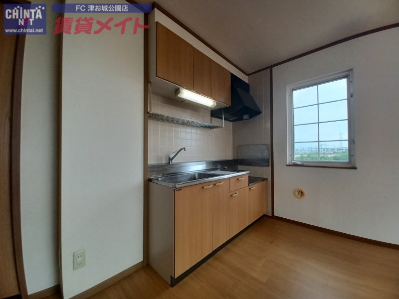 キッチン　別部屋反転タイプ写真です。