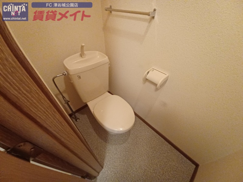 トイレ　別部屋反転タイプ写真です。
