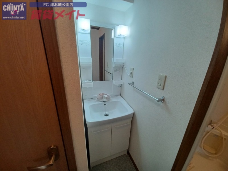 洗面設備　別部屋反転タイプ写真です。